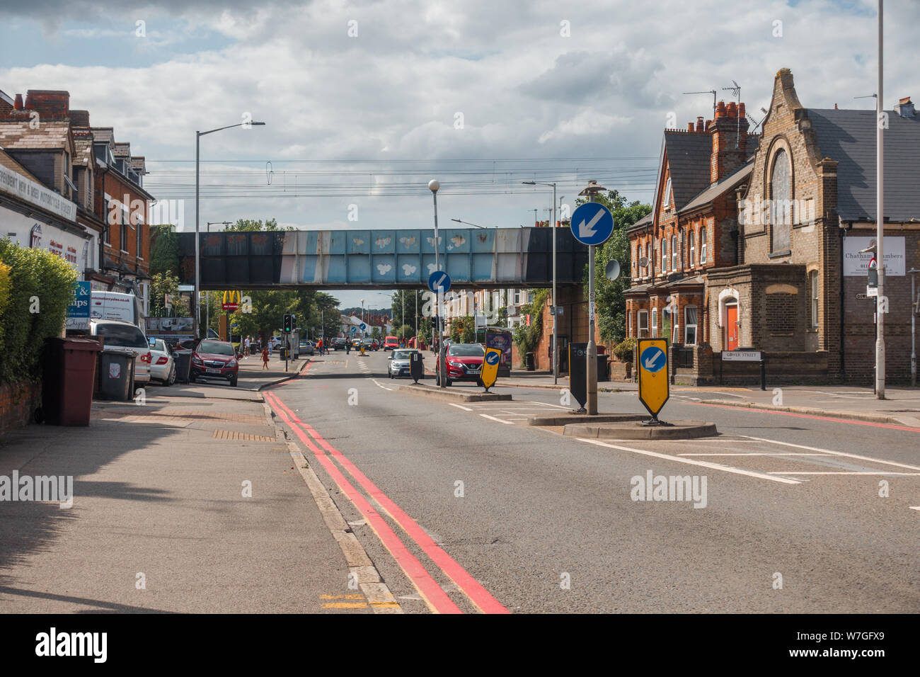 Ein Blick hinunter Oxford Road, Reading, Berkshire, Großbritannien auf der Suche nach einer Eisenbahnbrücke erstreckt sich über die Straße bei Lesung West Railway Station. Stockfoto