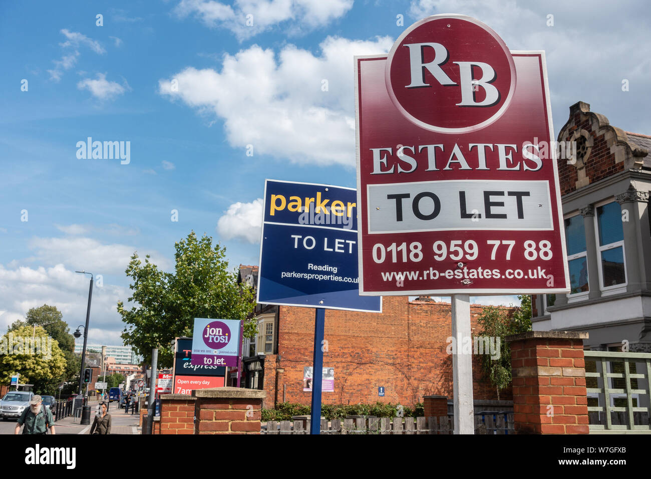 Boards von Immobilienmaklern für Häuser zur Verfügung auf der Oxford Street zu mieten, Reading, Großbritannien Stockfoto