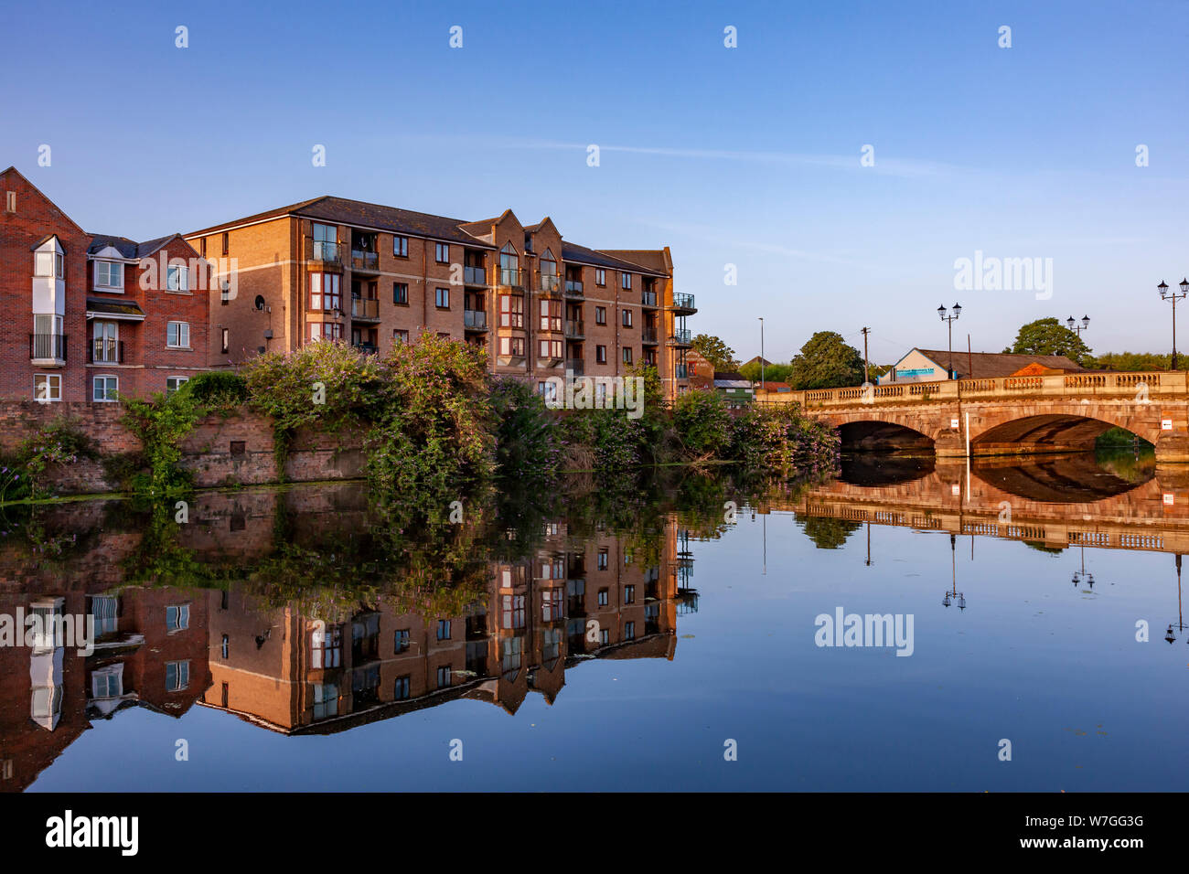 Northampton GROSSBRITANNIEN. 23. Juli 2019. Einen warmen, sonnigen Morgen zusammen ein ziemlich Strecke des Flusses Nene in der Nähe des Stadtzentrums, mit Reflexionen in der ruhigen wa Stockfoto