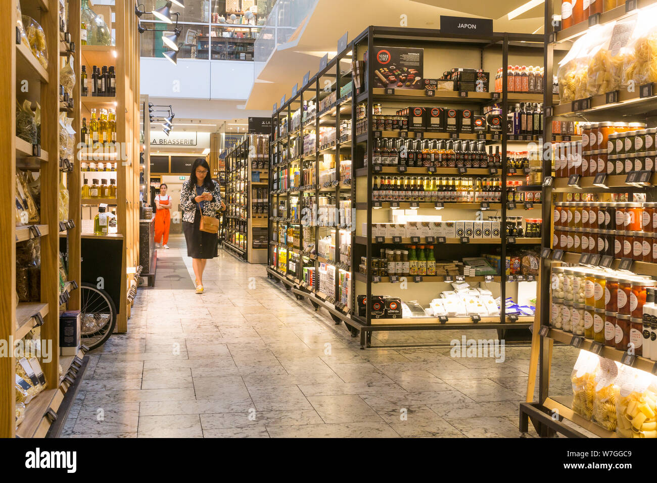 Le Grand Epicerie Paris - Gourmet Essen einkaufen bei Le Grand Epicerie de Paris, Frankreich, Europa. Stockfoto