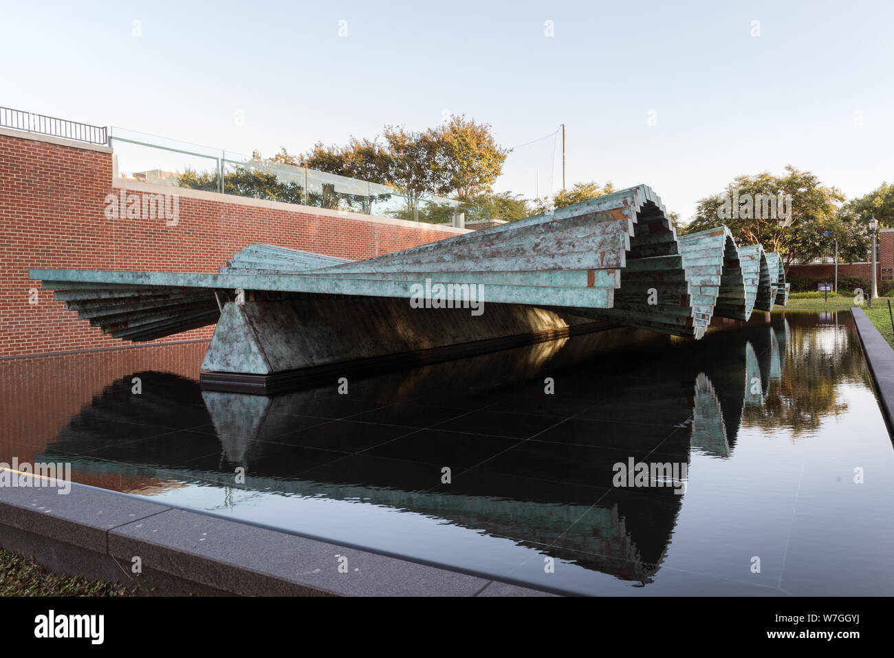 Künstler Santiago Calatrava erstellt Wave, eine Skulptur, die außerhalb der neuen Wiesen Museum Gebäude auf dem Campus der Southern Methodist University in Dallas, Texas, USA, im Jahr 2002 Stockfoto