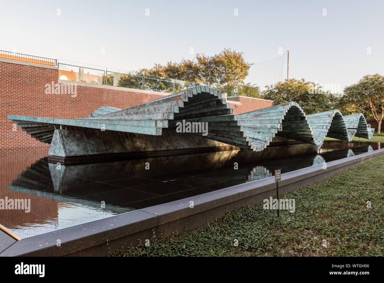 Künstler Santiago Calatrava erstellt Wave, eine Skulptur, die außerhalb der neuen Wiesen Museum Gebäude auf dem Campus der Southern Methodist University in Dallas, Texas, USA, im Jahr 2002 Stockfoto