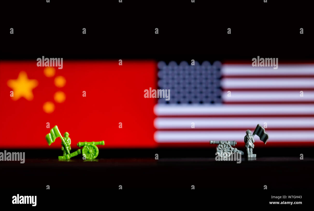 Abstrakte Veranschaulichung Konzept der Tarife und Handelskriege zwischen den USA und China mit den nationalen Flaggen im Hintergrund Stockfoto