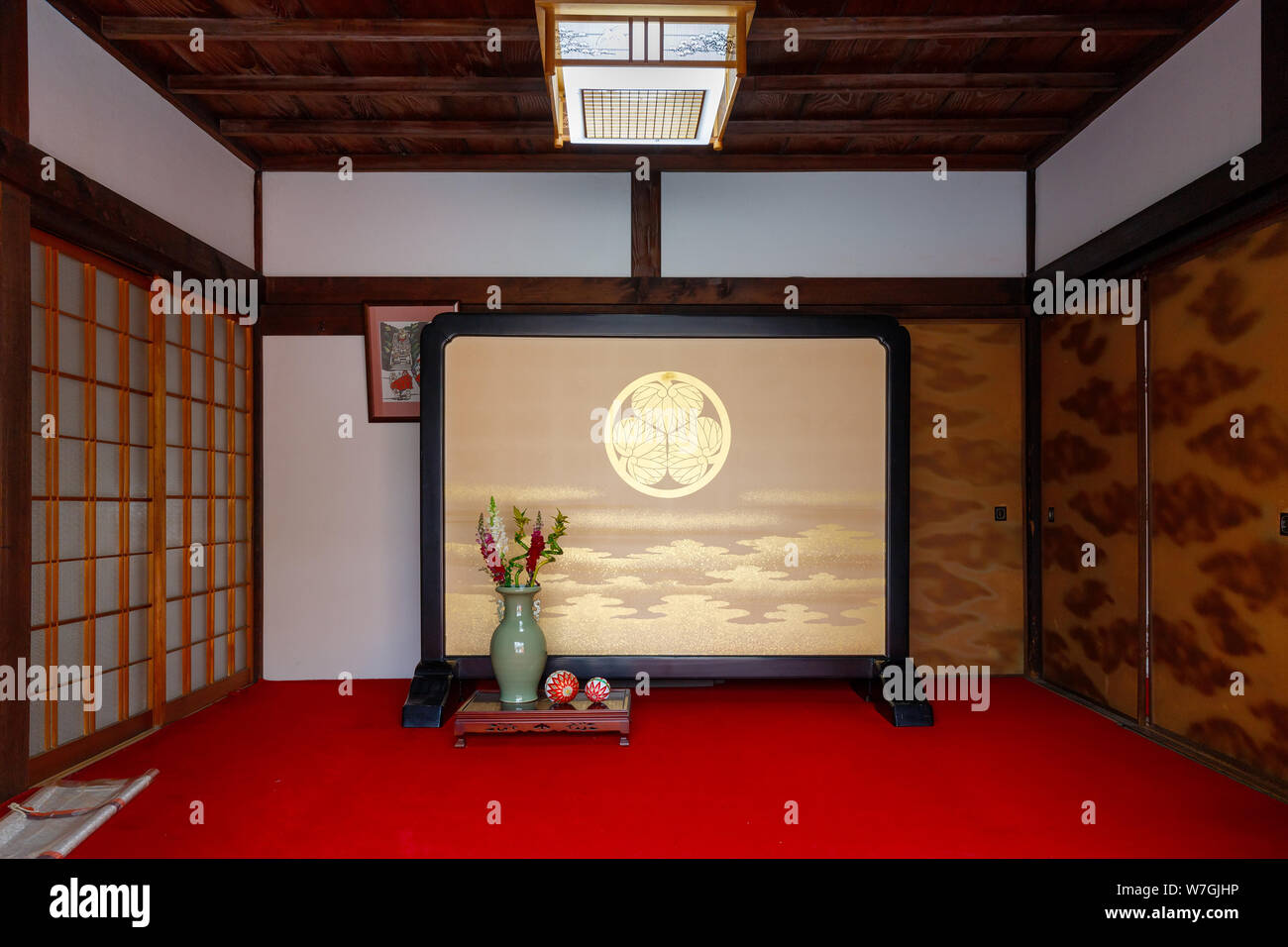 WAKAYAMA, Japan, 28. MÄRZ 2019: Traditionelle japanische Interieur in einem Zimmer des Kis Toshogu Schrein Stockfoto