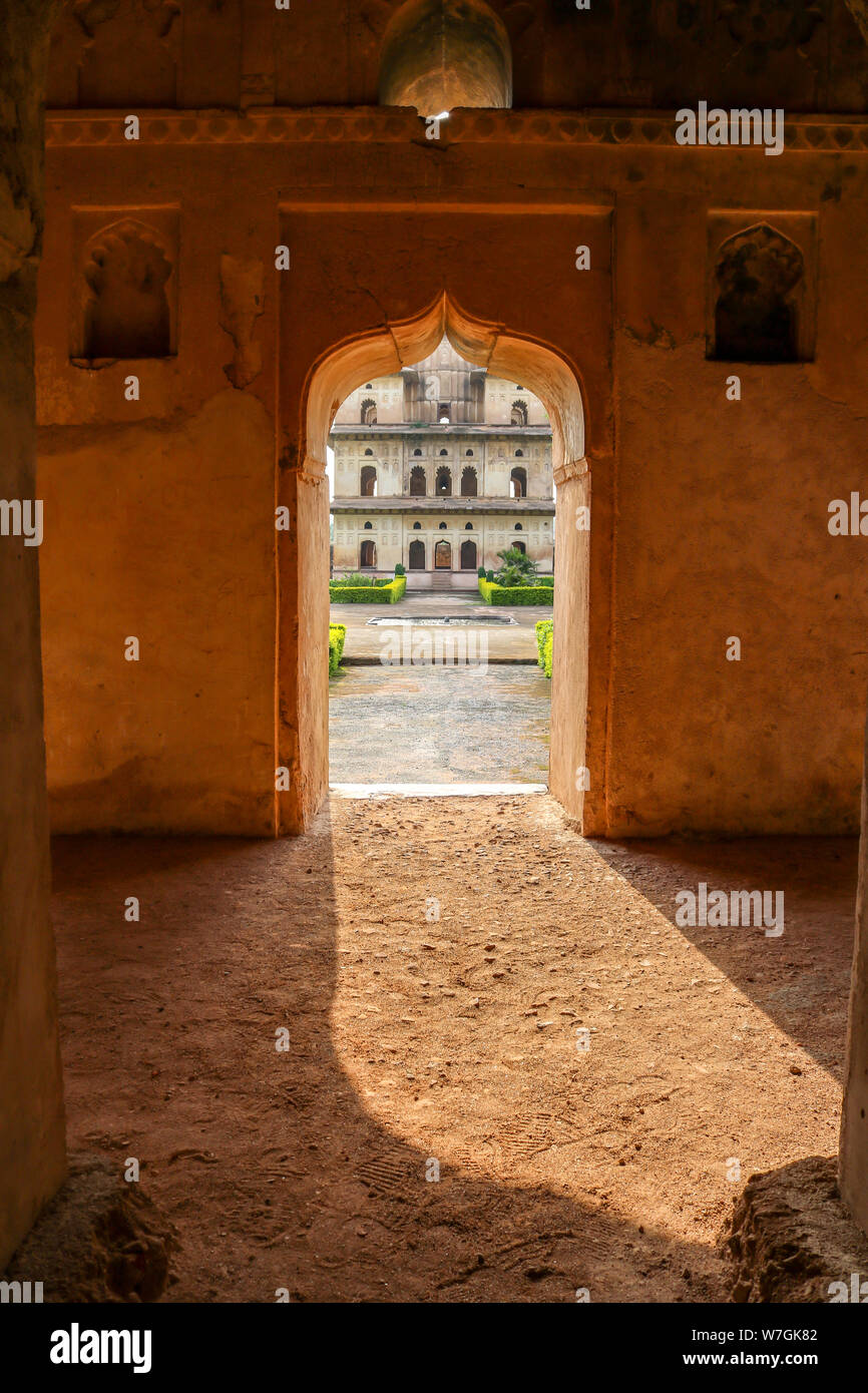 Die Sonnenstrahlen auf den Sonnenuntergang fallen durch die Tür der kenotaph in Orchha, Indien Stockfoto