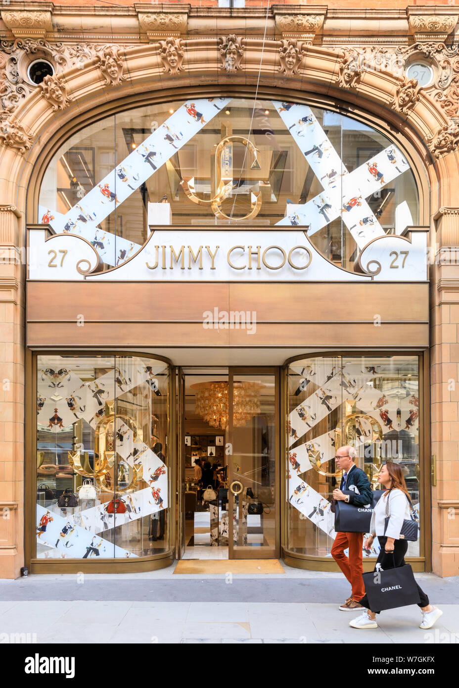 Jimmy Choo Marke Mode und Schuhe Store, shop Exterieur in New Bond Street, Mayfair, London, Großbritannien Stockfoto