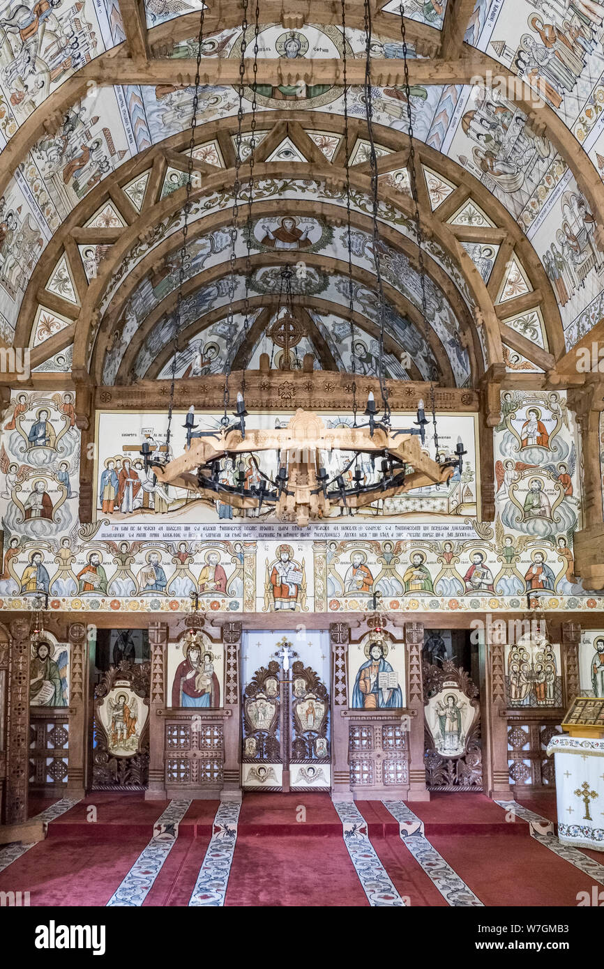 Das Interieur der neuen Kirche in Barsana Kloster, Maramureș, Norden Rumäniens. Es wurde im Jahr 1993 von lokalen Handwerkern gebaut Stockfoto