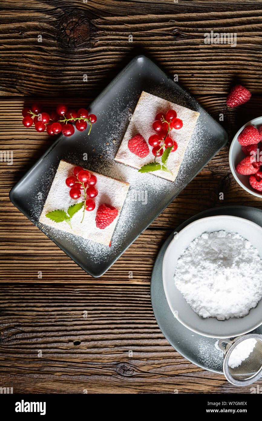 Leckere Nachspeise, Linzer Quark bars mit roten Johannisbeeren und Himbeeren Marmelade füllen Stockfoto