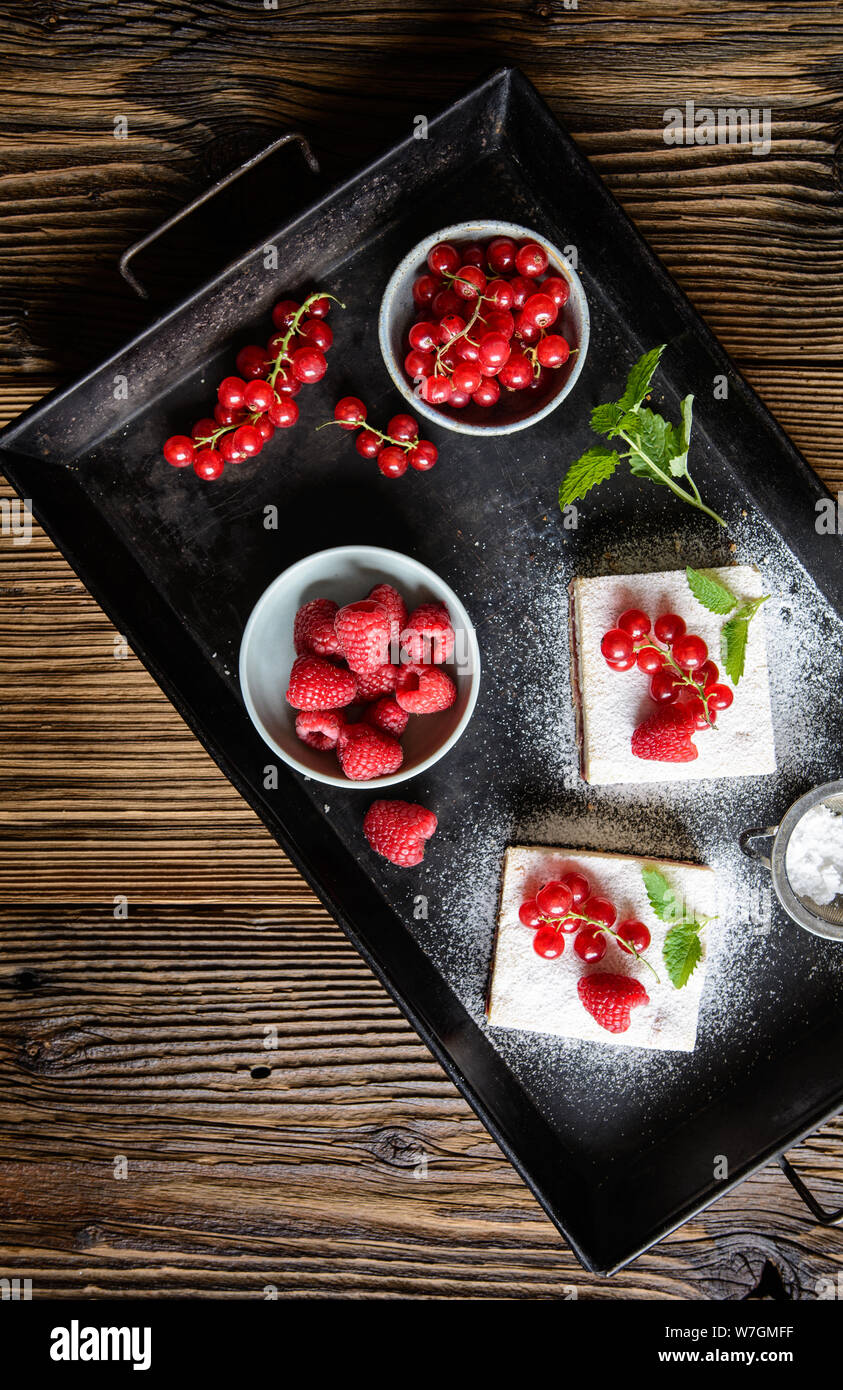 Leckere Nachspeise, Linzer Quark bars mit roten Johannisbeeren und Himbeeren Marmelade füllen Stockfoto