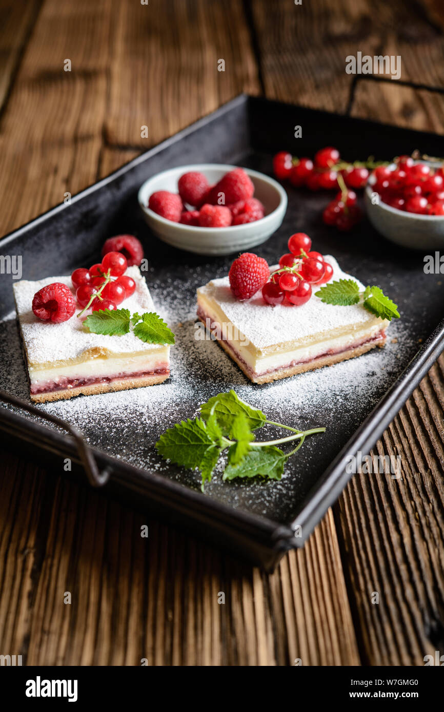 Leckere Nachspeise, Linzer Quark bars mit roten Johannisbeeren und Himbeeren Marmelade füllen Stockfoto