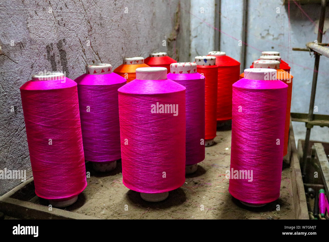Bunte rosa Spulen des Thread für einen Webstuhl erwarten verwenden, Varanasi, Indien Stockfoto