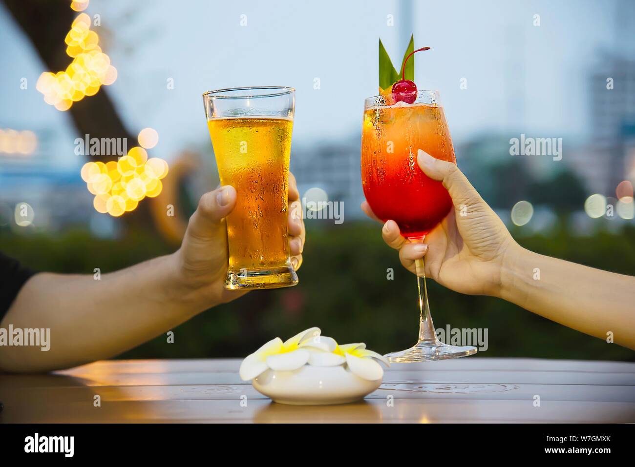 Paar Feier im Restaurant mit alkoholfreien Bier trinken und Mai Tai oder Mai Thai - glücklich Lifestyle Menschen mit Softdrink Konzept Stockfoto