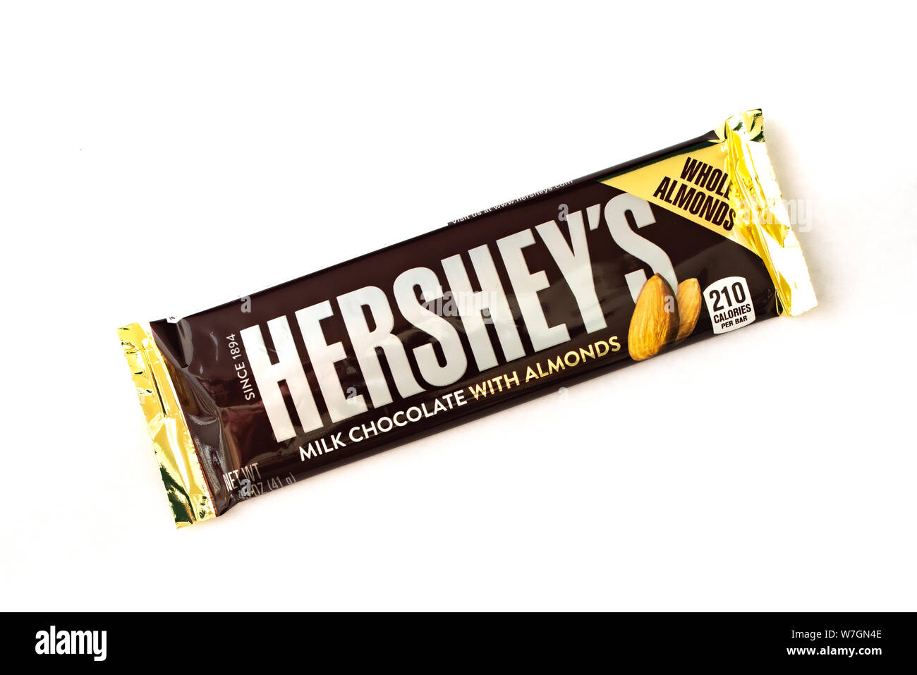 Der Hershey Milchschokolade mit Mandeln Candy Bar isoliert auf weißem Stockfoto