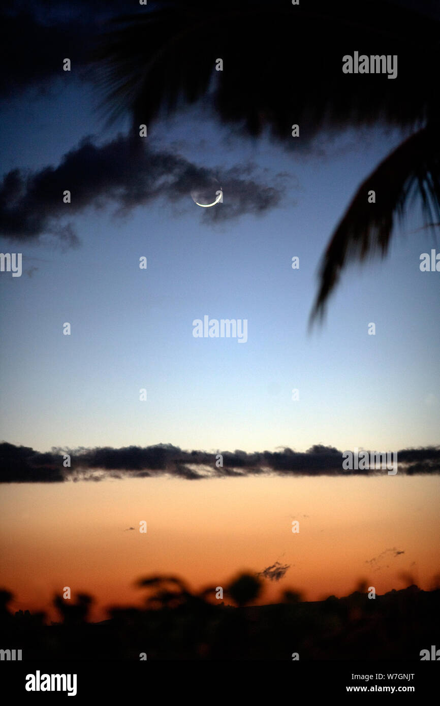 Schöne skyscape bei Sonnenuntergang mit Vollmond in Eclipse. Stockfoto