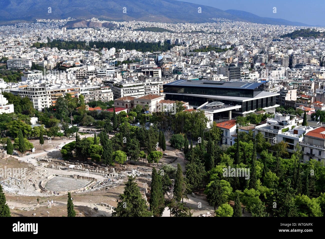 Griechenland, Athen: Das Akropolis-museum von Bernard Tschumi Architects entworfen, von der Akropolis aus gesehen. Stockfoto