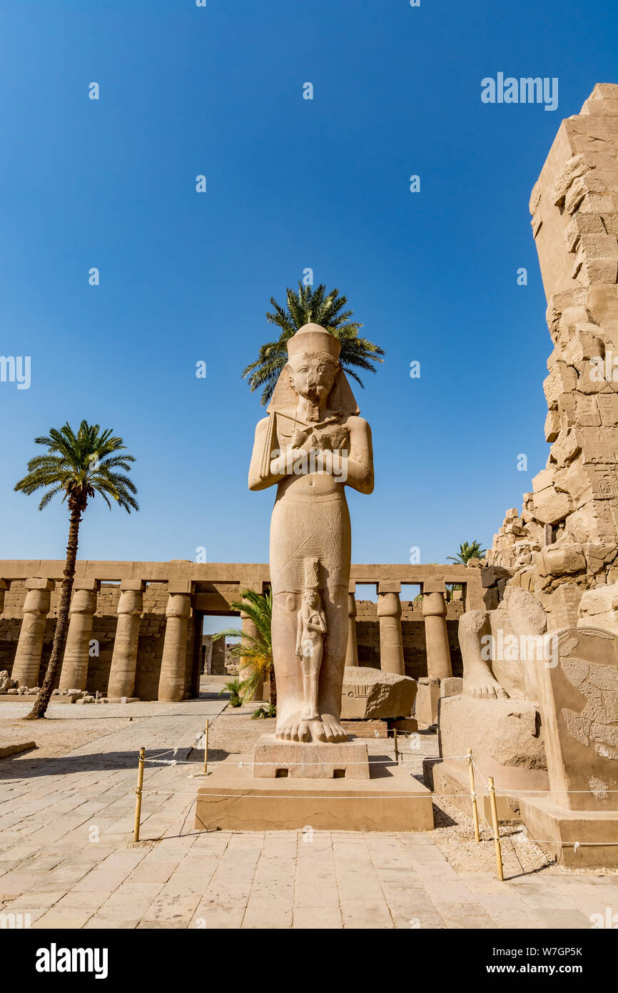 Statue von Ramses der Große (Ramses II) in Karnak Tempel, Luxor, Ägypten Stockfoto