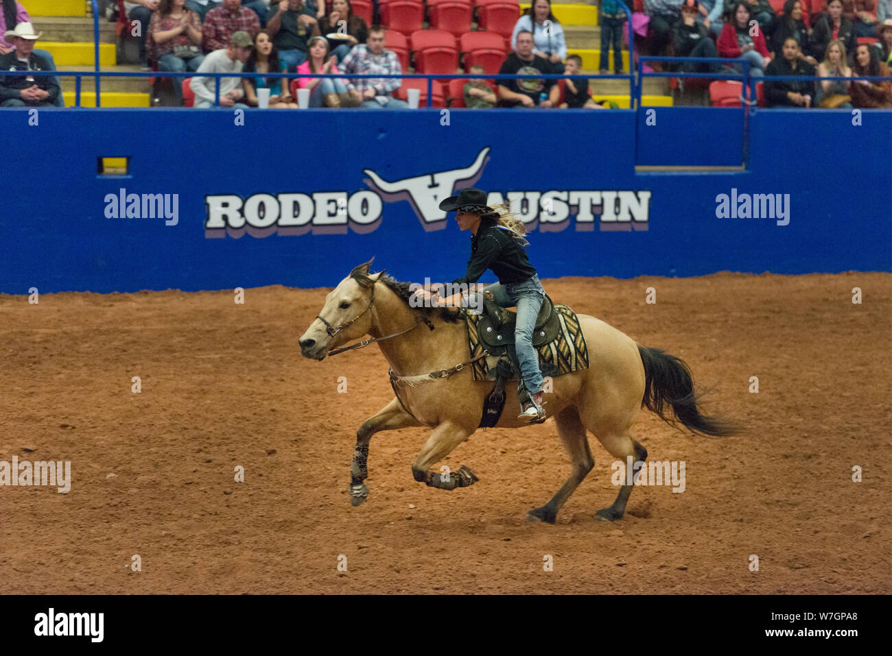 Barrel Racing am Rodeo Austin, jährliche lieferbar Zeige der Stadt und Rodeo. Austin, Texas Stockfoto