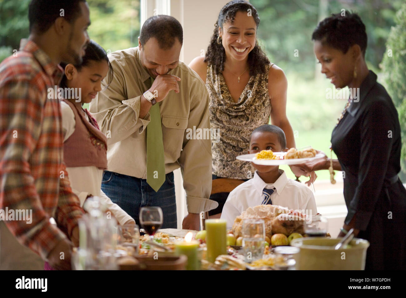 Lächelnd Familie um einen Tisch versammelt. Stockfoto