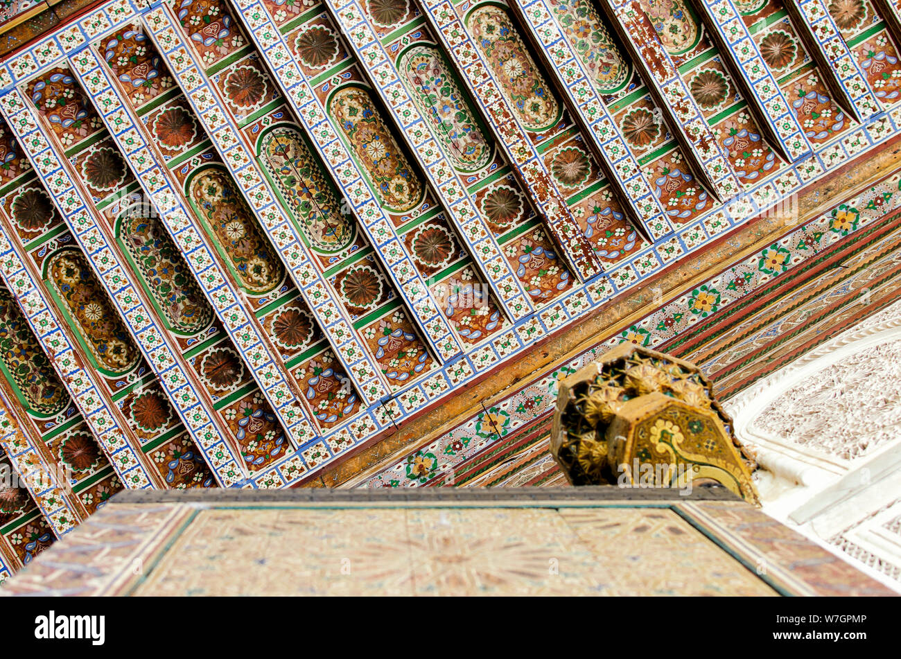 Detail der Holzdecke, geschnitzt und von Hand bemalt. Bahia Palast, Marrakesch. Stockfoto