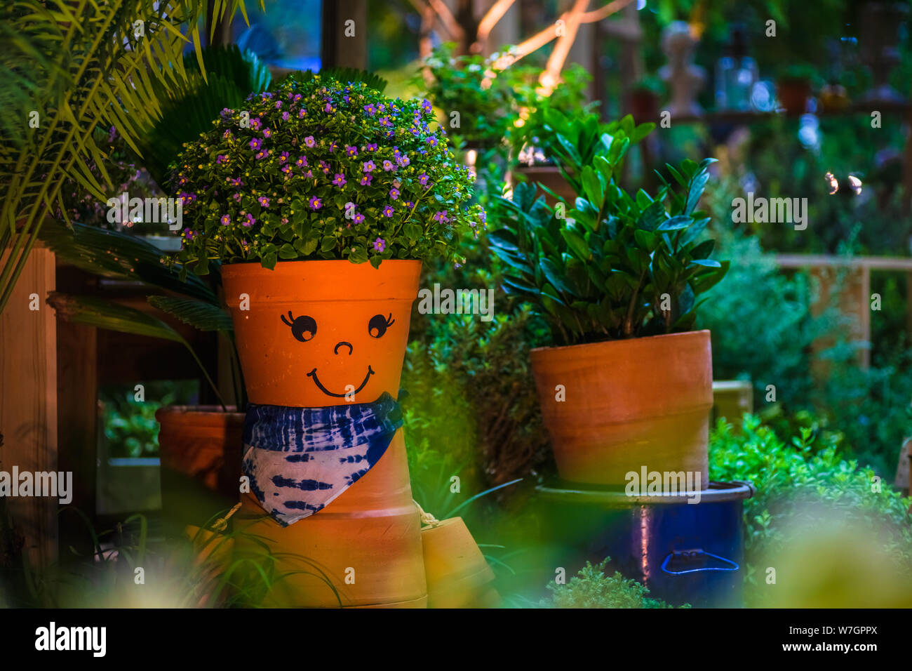 Lächelnd lustig und niedlich Blumentopf in einem Garten. Home DIY Garten Dekoration Idee. Stockfoto