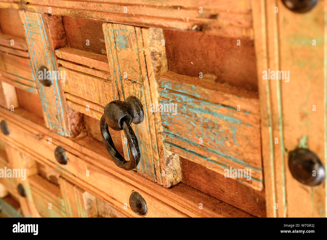 Details über eine hölzerne Truhe aus recyceltem altes Schiff Planken mit Nieten und Metallringen. Stockfoto