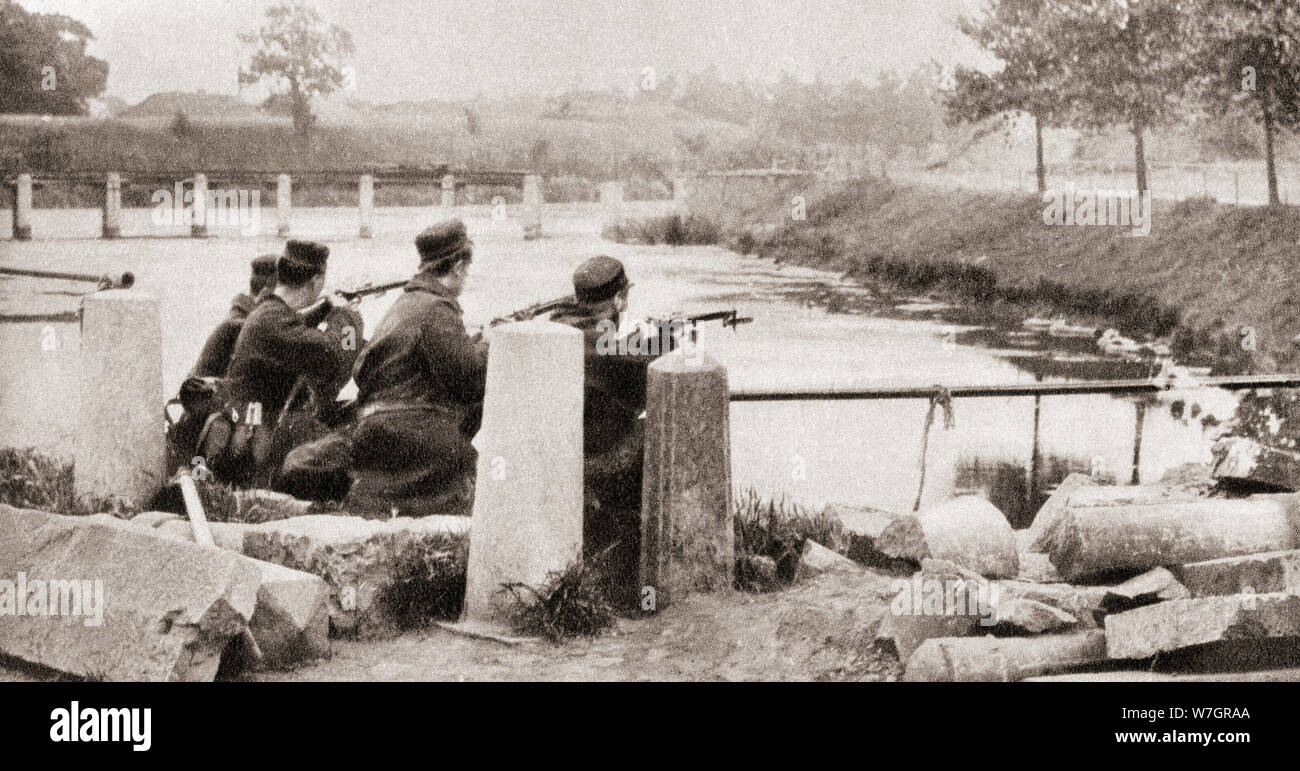 Eine Nachhut bleiben die vorrückenden Deutschen aus der Instandsetzung der Brücke, die von den abziehenden Belgier durchgebrannt bei Termonde zu verhindern. Aus dem Festzug des Jahrhunderts, veröffentlicht 1934. Stockfoto
