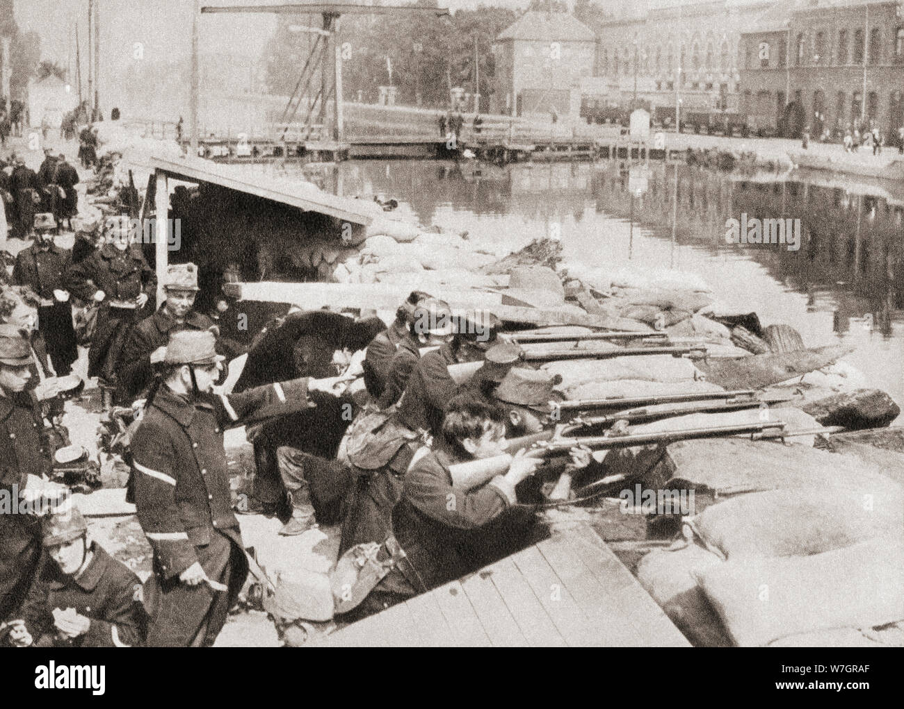 Belgische Soldaten Verteidigung der sandbagged Willebrock Kanal von den vorrückenden Deutschen während des Ersten Weltkrieges. Aus dem Festzug des Jahrhunderts, veröffentlicht 1934. Stockfoto