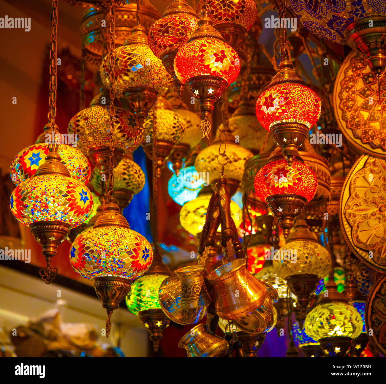 Das türkische Mosaik Lampe orientalisch traditionelle Licht. Glasmuster  Laterne an Istanbul Bazar Stockfotografie - Alamy