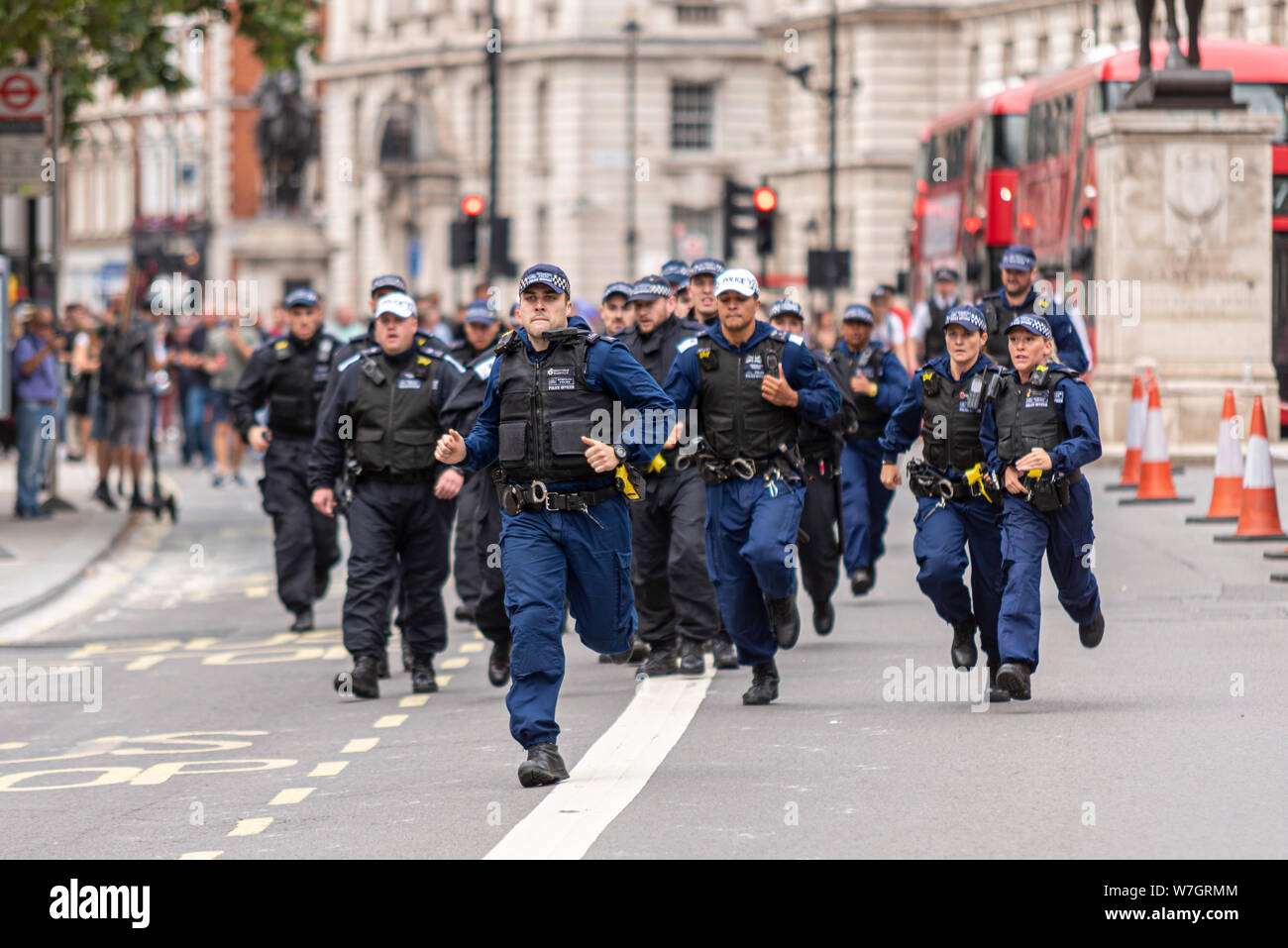 Polizei Verstärkungen in der Downing Street in Whitehall läuft während der Mühe an sich Tommy Robinson Protestkundgebung in London UK. Die Teilnahme an der Konfrontation Stockfoto