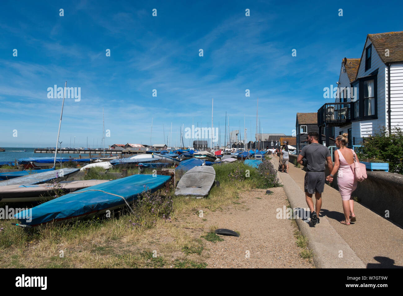 Traditionelle weatherboard Häuser und Hütten am Strand entlang in Whitstable, Kent, Großbritannien Stockfoto