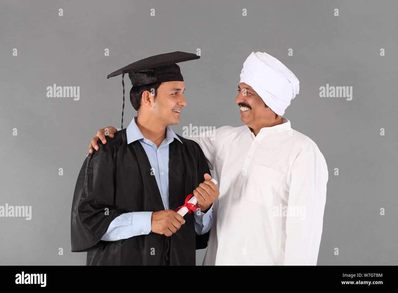 Männliche Absolventen mit seinem Vater Stockfoto