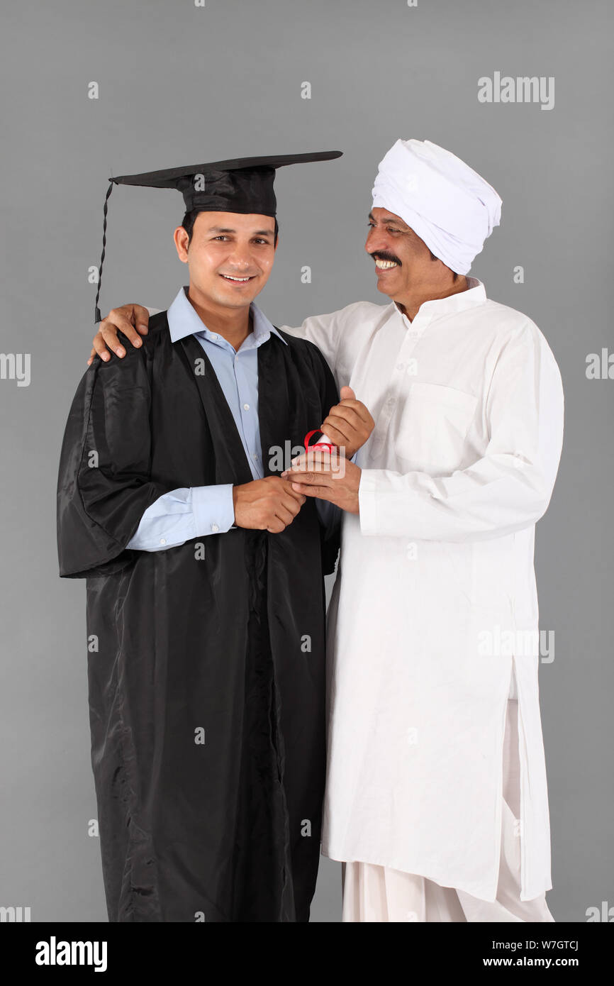 Männliche Absolventen mit seinem Vater Stockfoto