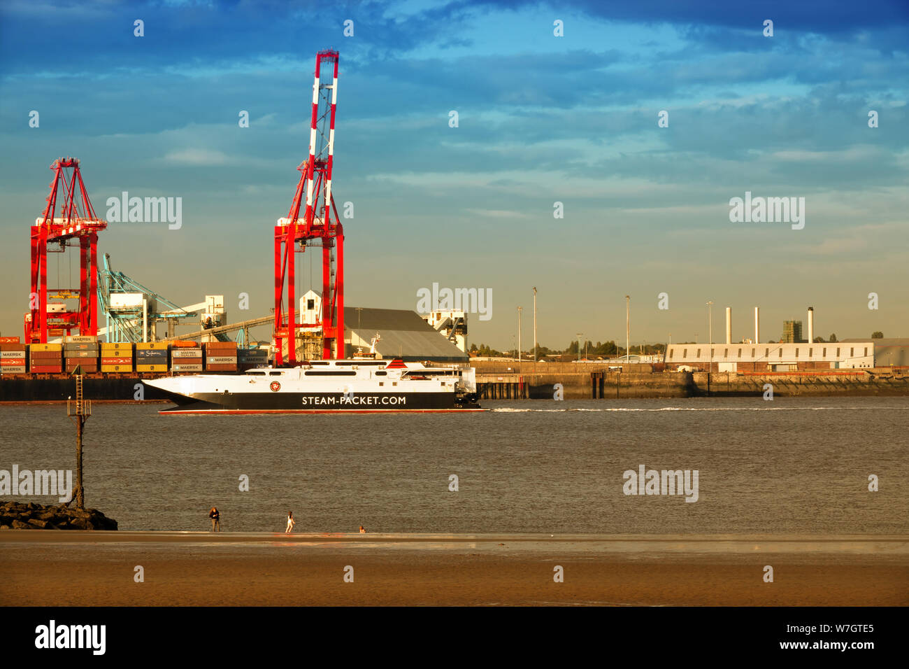Die Isle of Man Steam Packet Company High-Speed Katamaran segeln Manannan Vergangenheit Liverpool 2 Tiefsee- Container Terminal im Hafen von Liverpool Stockfoto