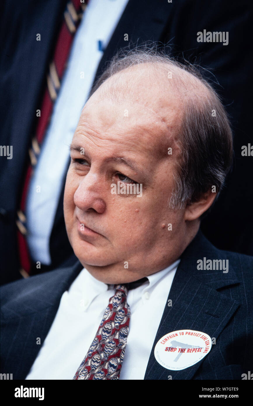 James Brady, der ehemalige Pressesprecher des Weißen Hauses unter US-Präsident Ronald Reagan, besucht einen Protest gegen die Aufhebung der Angriff Waffen Verbot auf dem Capitol Hill März 22, 1996 in Washington, D.C. Das US-Repräsentantenhaus gewählt, um die Angriff-Typ Waffen zu heben Verbot durch eine Stimme von 239-173. Stockfoto