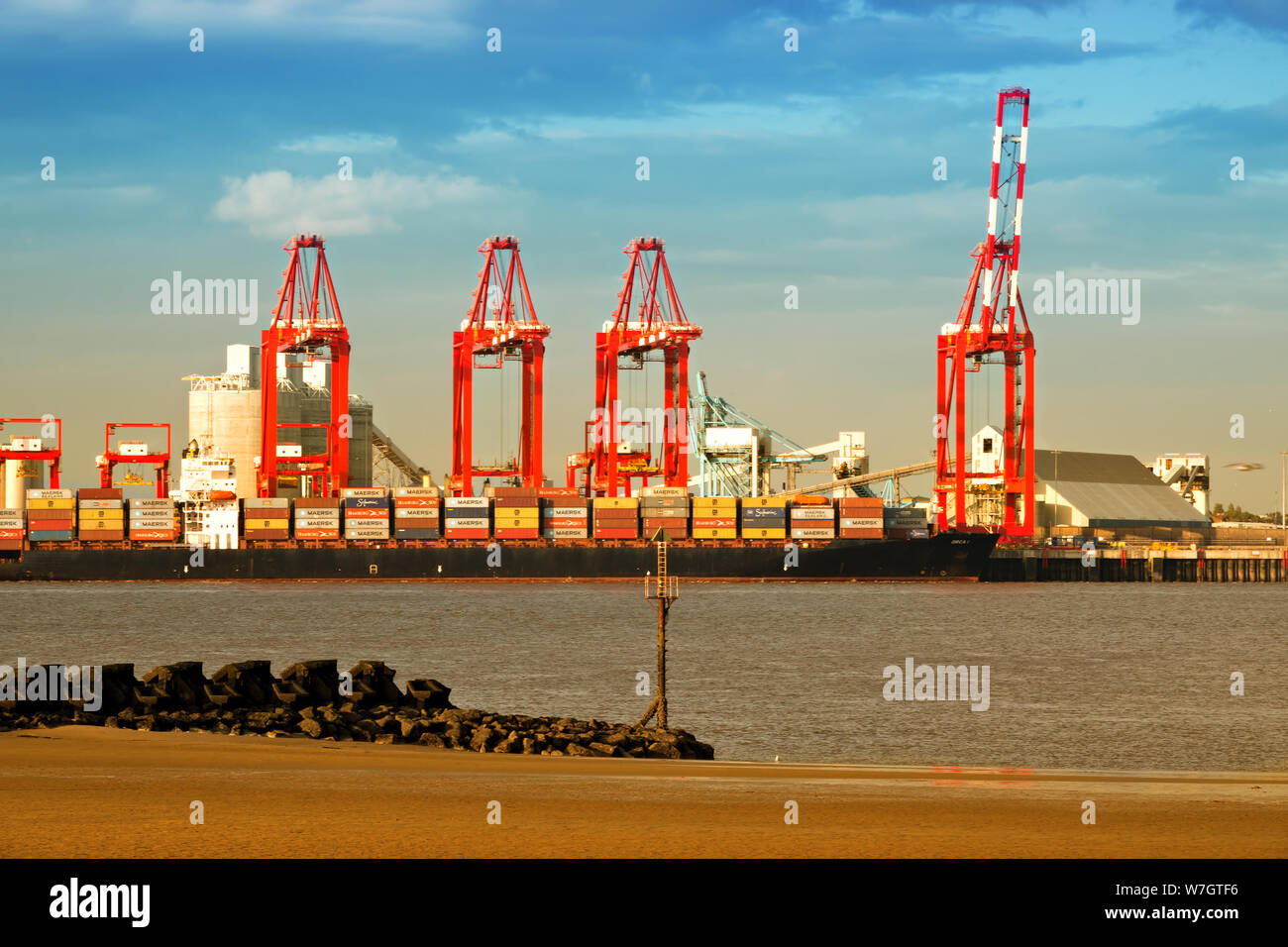 Container schiff an der Liverpool 2 ein neues Tief entladen - Wasser Container Terminal im Hafen von Liverpool Stockfoto