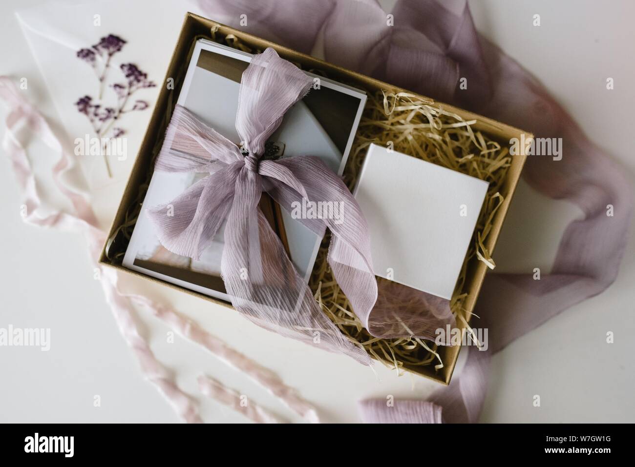 Aufnahme eines wunderschön verpackten Geschenks über dem Kopf Stockfoto