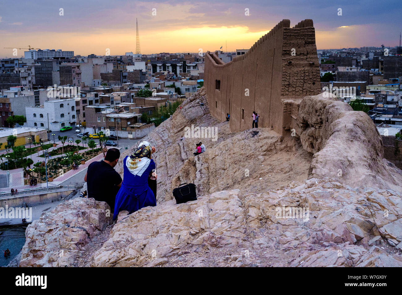 Paar neben Ruinen der Stadtmauer von Shahr-e-Ray, Teheran Stockfoto