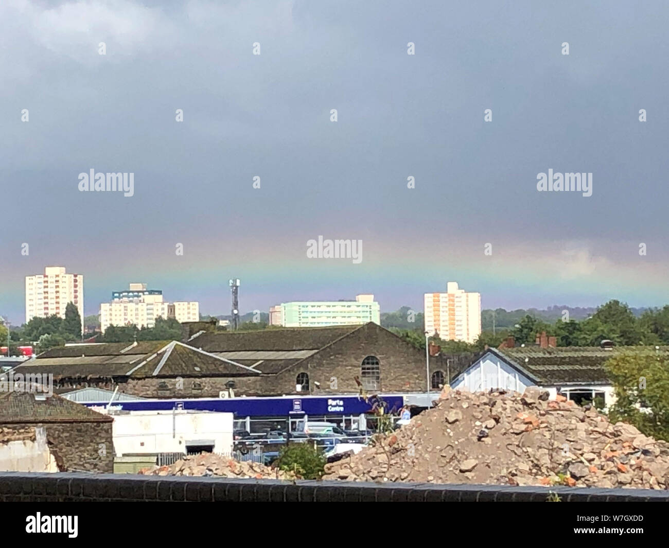 Ein Regenbogen über Bristol, entsprechend dem Met Office ist es aufgrund der Position des Beobachters und das Licht brechenden Hochnebelartig cloud. Stockfoto