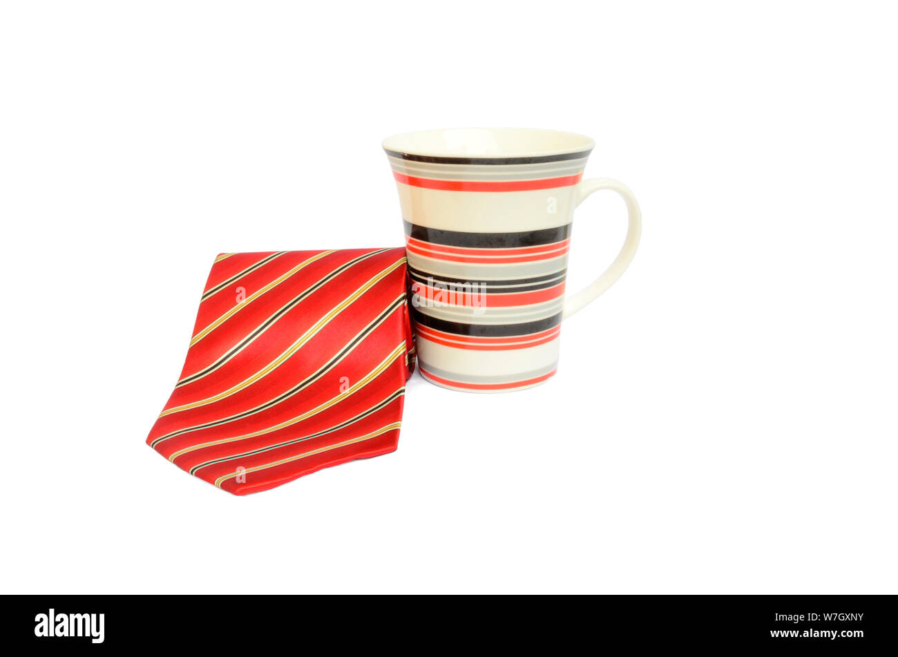 Rote Krawatte und Kaffeebecher isoliert auf weißem Stockfoto
