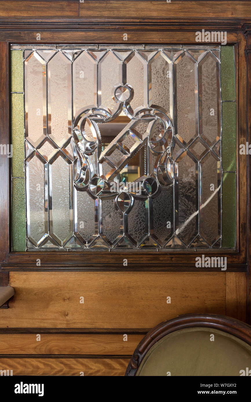 Abgeschrägte Glasscheibe, die auf die Bürger Bank von Ouray, Ouray, Colorado Stockfoto