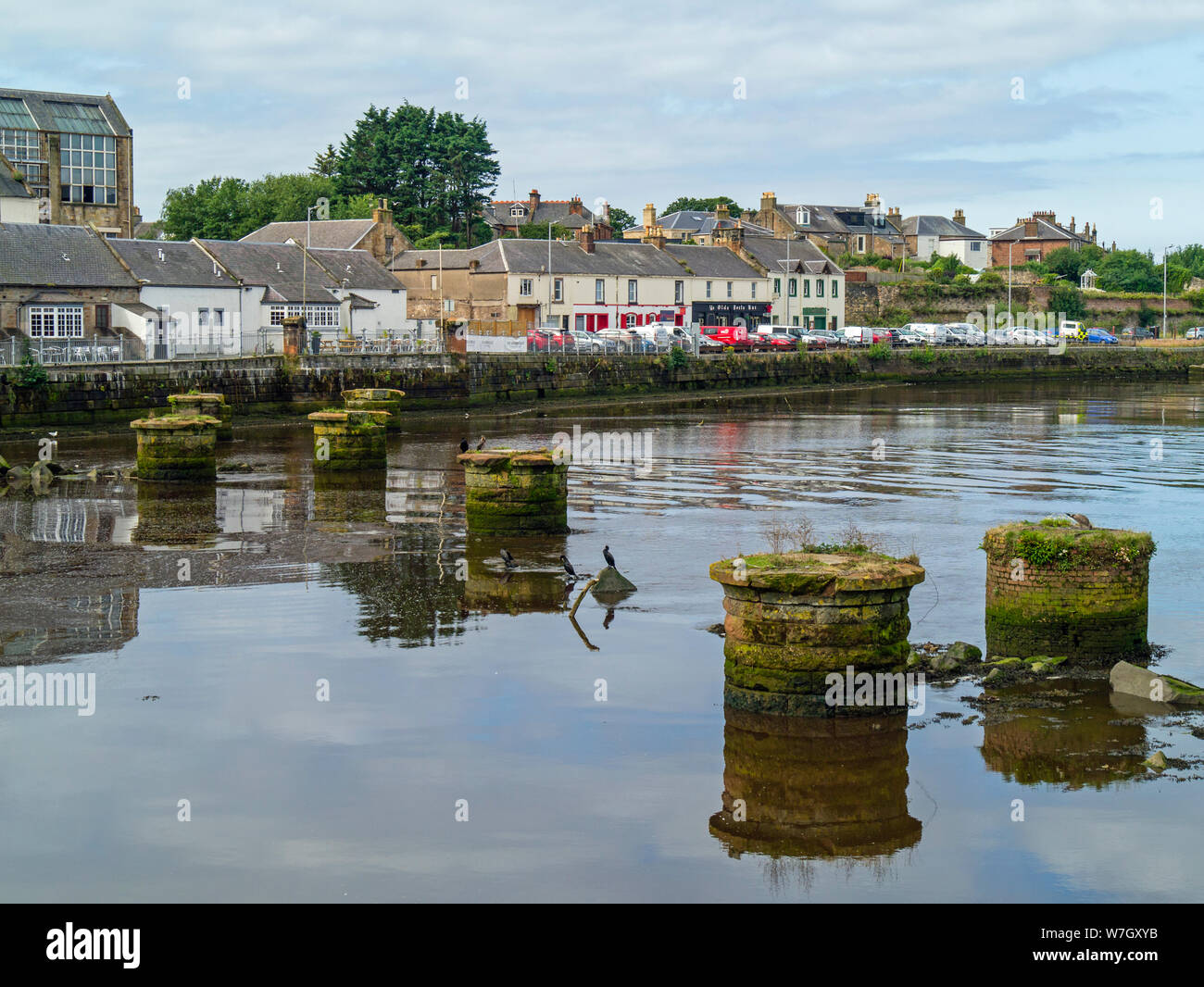 Stein Säulen im Fluss Ayr sind alle, die bleiben von der Brücke, mit der Bahn zu den Fischen Dock zu tragen. Ayr, South Ayrshire, Schottland, Großbritannien Stockfoto