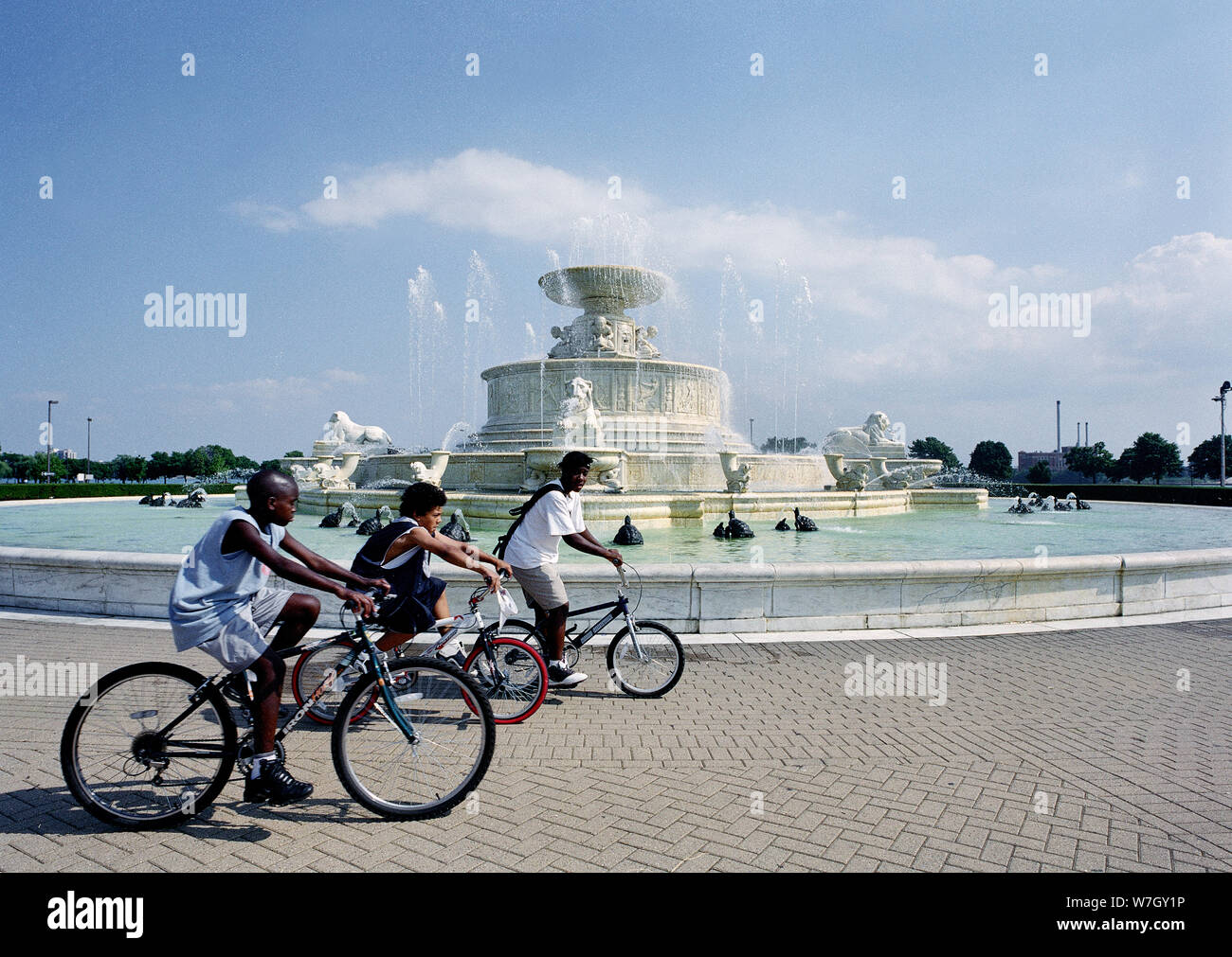 Bicylists rund um die James Scott Memorial Brunnen auf Detroit Belle Isle, einmal - posh Island Park in der Detroit River, Detroit, Michigan Stockfoto