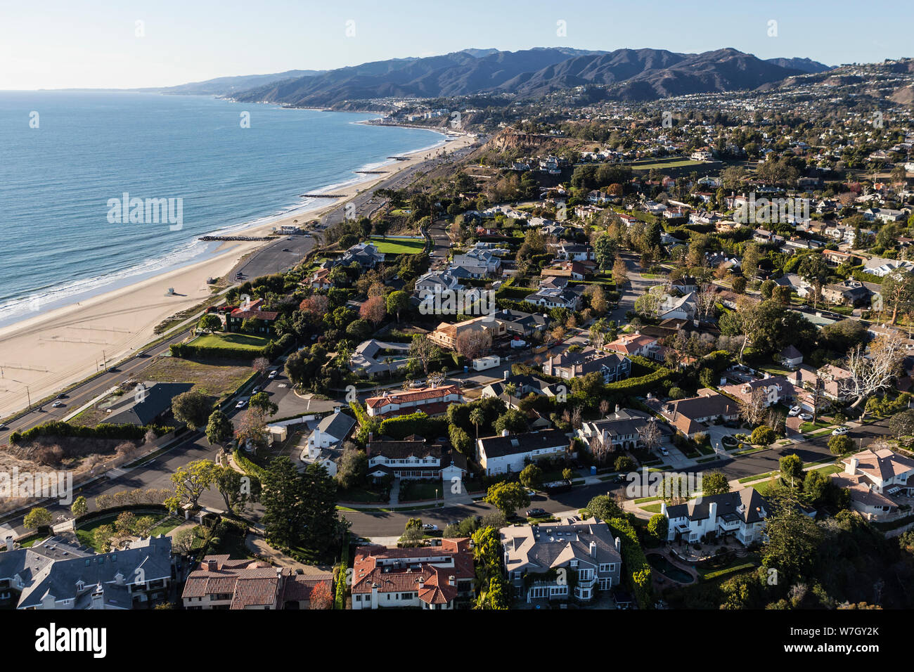 Luftaufnahme von Scenic ocean view Pacific Palisades Häusern und auf den Straßen von Los Angeles, Kalifornien. Stockfoto