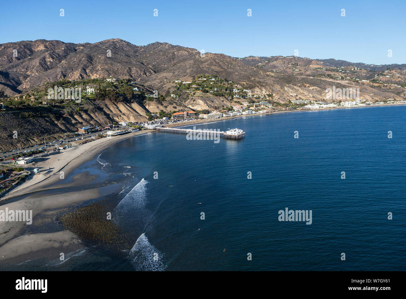 Antenne von Surfrider Beach, Malibu Pier und der Santa Monica Mountains nördlich von Los Angeles in Südkalifornien. Stockfoto