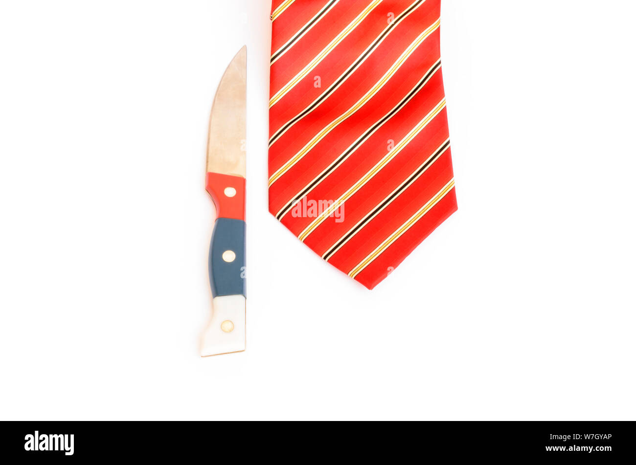 Nahaufnahme von Messer und rote Krawatte auf weißem Hintergrund Stockfoto