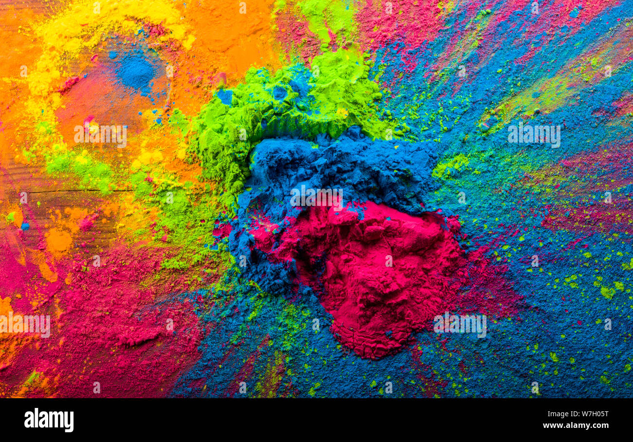 Abstrakte farbenfrohe Happy Holi Hintergrund. Farbe vibrant Pulver auf Holz. Staub farbige splash Textur. Flach holi Farbe Dekoration. Stockfoto