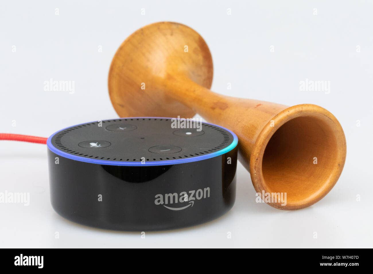 Amazon Echo und Alexa hören. Stockfoto