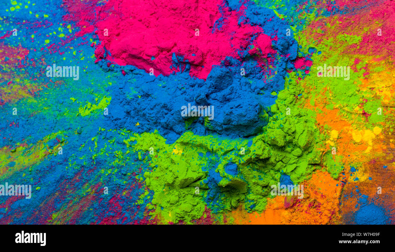 Abstrakte farbenfrohe Happy Holi Hintergrund. Farbe vibrant Pulver auf Holz. Staub farbige splash Textur. Flach holi Farbe Dekoration. Stockfoto