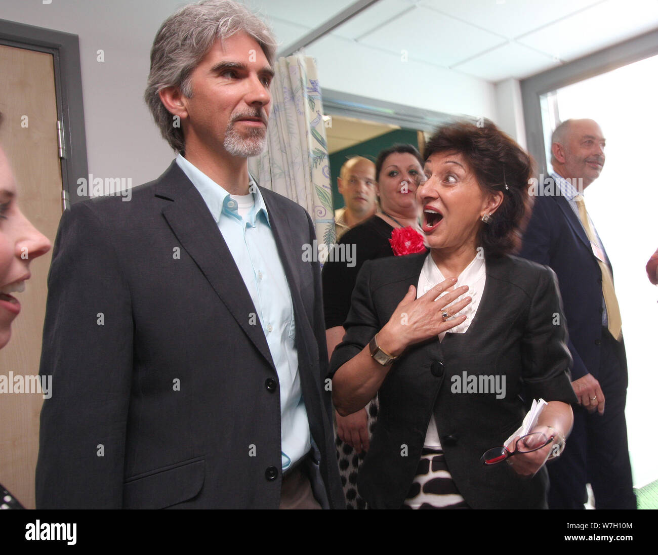 Formel-1-Rennfahrer Damon Hill Visits St Georges Hospital in Tooting UK auf den neuen Drachen für Kinder in der Gemeinde und Überraschungen ein Ventilator, Juni 2009 öffnen. Editorial Bild Stockfoto