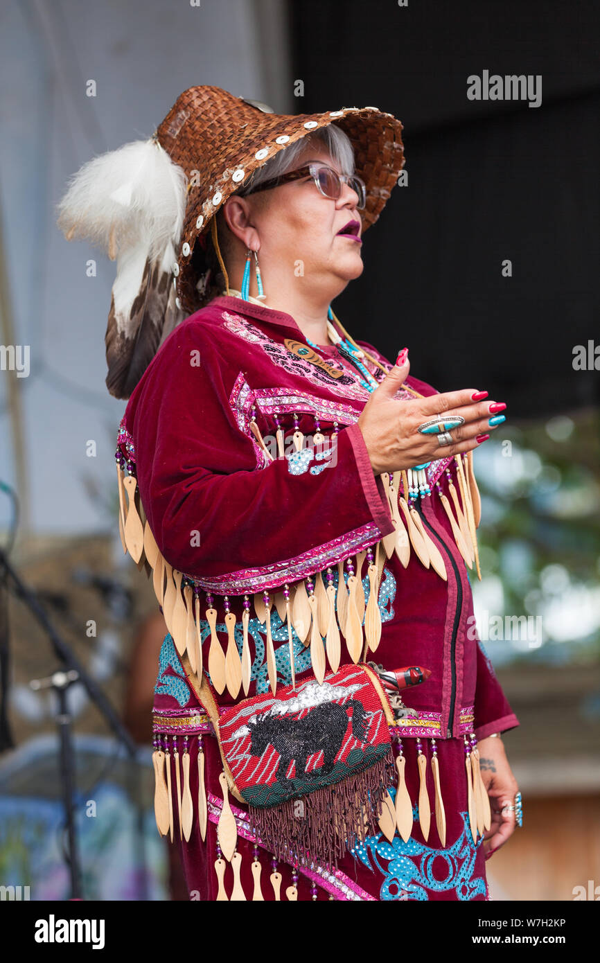 Kanadischen First Nations Künstler unterhalten die Masse an der 2019 Richmond Maritime Festival mit traditionelle Lieder und Tänze Stockfoto